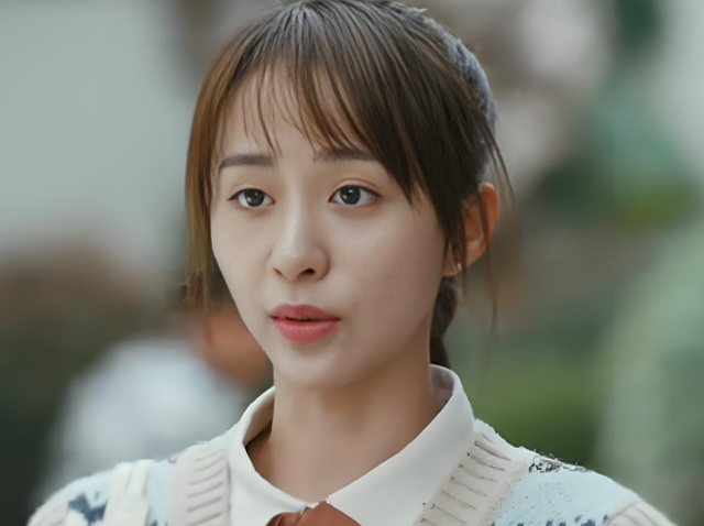 Bố mẹ chồng l&ecirc;n thăm, buổi s&aacute;ng trước khi về, &ocirc;ng canh cửa c&ograve;n b&agrave; th&igrave; d&uacute;i cho t&ocirc;i một bọc đồ, mở ra xem m&agrave; tay t&ocirc;i run rẩy- Ảnh 1.