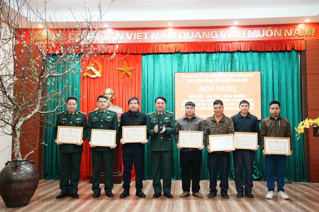 Ch&iacute;nh ủy Ban Chỉ huy BĐBP tỉnh Quảng Ninh khen thưởng c&aacute;c tập thể,c&aacute; nh&acirc;n c&oacute; th&agrave;nh t&iacute;ch xuất sắc.