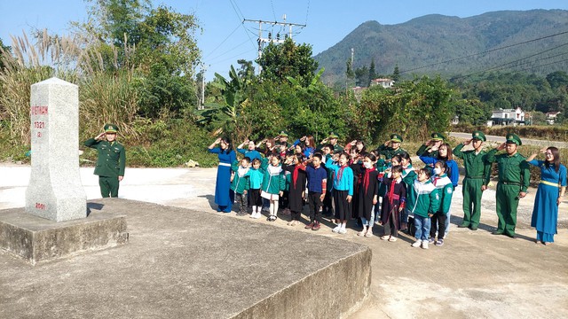 Lớp học bi&ecirc;n cương, gi&aacute;o dục l&ograve;ng y&ecirc;u nước cho thế hệ trẻ.