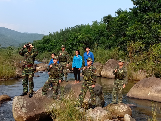 Nh&acirc;n d&acirc;n địa phương tham gia tuần tra, bảo vệ bi&ecirc;n giới.