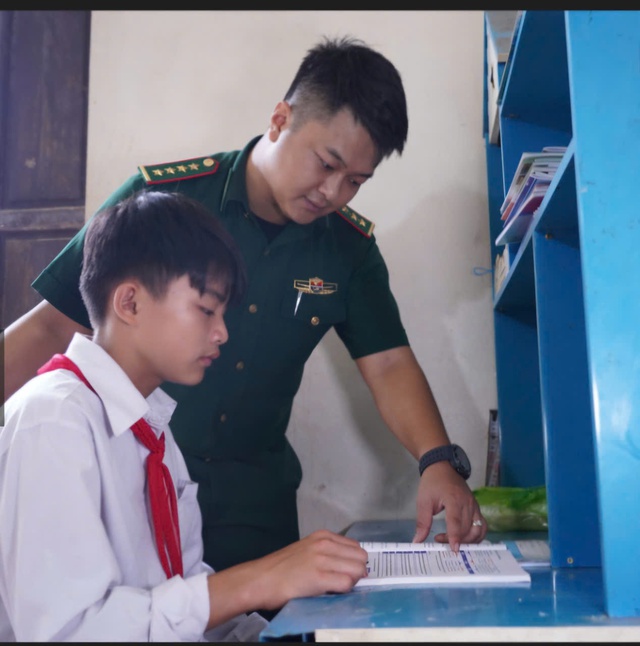 Hướng dẫn c&aacute;c em l&agrave; "con nu&ocirc;i đồn Bi&ecirc;n ph&ograve;ng" học b&agrave;i.