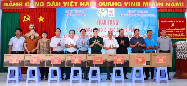 Đồng ch&iacute; Đại t&aacute; Nguyễn Quốc Ho&agrave;n, BTĐU- Ch&iacute;nh ủy Trung t&acirc;m trao tặng m&aacute;y t&iacute;nh cho c&aacute;c Th&ocirc;n tr&ecirc;n địa b&agrave;n x&atilde; B&ugrave; Gia Mập