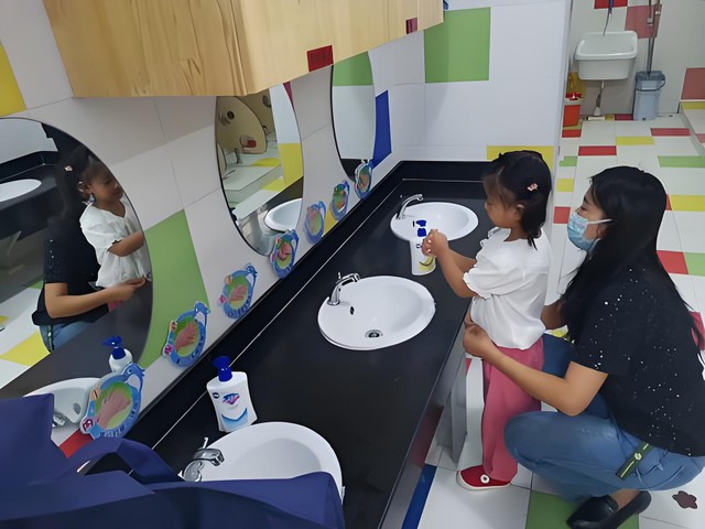 B&eacute; g&aacute;i 4 tuổi đi học về thường xuy&ecirc;n g&atilde;i v&ugrave;ng k&iacute;n, b&aacute;c sĩ n&oacute;i một c&acirc;u khiến mẹ sững người- Ảnh 2.