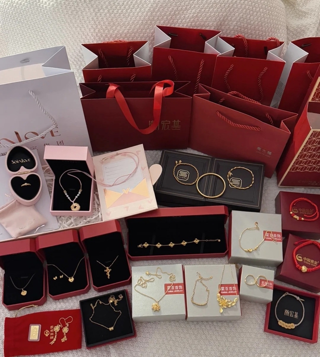 Người đ&agrave;n &ocirc;ng c&oacute; 5,95 tỷ đồng trong 10 ph&uacute;t nhờ b&aacute;n 28 m&oacute;n v&agrave;ng mua tặng vợ trong 15 năm- Ảnh 1.