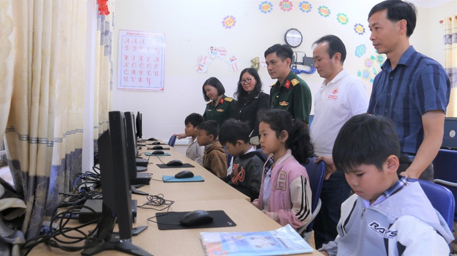 Trung t&acirc;m 286: Trao tặng m&aacute;y t&iacute;nh cho Ủy ban Nh&acirc;n d&acirc;n x&atilde; B&ugrave; Gia Mập, tỉnh Đồng Nai trong hỗ trợ triển khai phong tr&agrave;o &ldquo;B&igrave;nh d&acirc;n học vụ số&rdquo;- Ảnh 4.