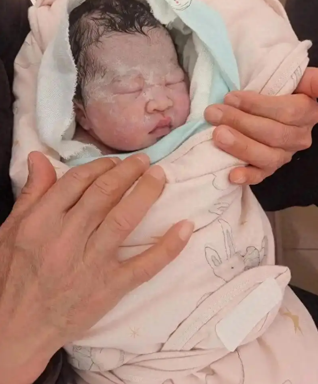 Ng&agrave;y đầu ti&ecirc;n ch&agrave;o đời của em b&eacute; sơ sinh phải vượt 7 CỬA ẢI, bận rộn v&ocirc; c&ugrave;ng đấy mẹ y&ecirc;u ạ!- Ảnh 1.