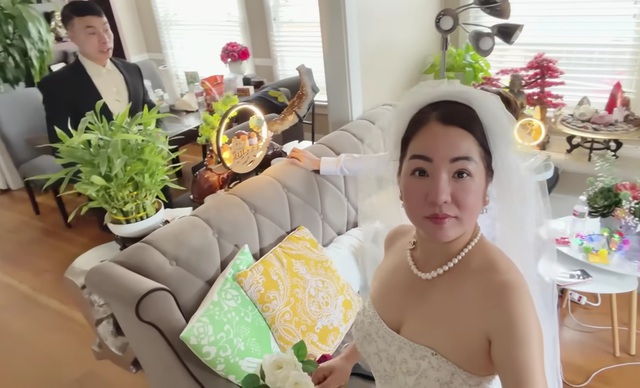 Nữ nghệ sĩ 50 tuổi l&agrave; mẹ đơn th&acirc;n mặc v&aacute;y cưới: "T&ocirc;i chuẩn bị đi lấy chồng rồi"- Ảnh 1.