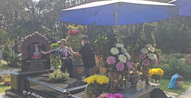 Kh&aacute;n giả Việt kiều Mỹ về nước, chống gậy ra tận mộ một NSƯT để l&agrave;m việc n&agrave;y- Ảnh 1.