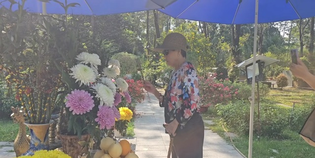 Kh&aacute;n giả Việt kiều Mỹ về nước, chống gậy ra tận mộ một NSƯT để l&agrave;m việc n&agrave;y- Ảnh 2.