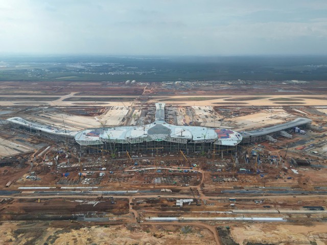 Si&ecirc;u dự &aacute;n 16 tỷ USD lớn nhất Việt Nam: 15.000 người "phủ k&iacute;n" đại c&ocirc;ng trường ng&agrave;y nghỉ lễ- Ảnh 2.