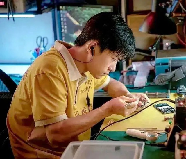 Gửi về nhà 33 triệu/tháng, người con chết lặng phát hiện sự thật về khoản tiền hơn 1,1 tỷ đồng trong suốt 3 năm- Ảnh 1. Gửi về nhà 33 triệu/tháng, người con chết lặng phát hiện sự thật về khoản tiền hơn 1,1 tỷ đồng trong suốt 3 năm- Ảnh 1.