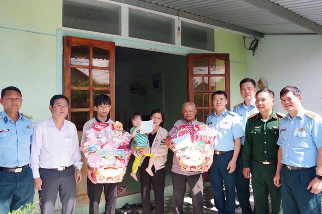 Cục Chính trị, Quân chủng Phòng không - Không quân khen thưởng cá nhân tham gia hỗ trợ tìm kiếm, cứu nạn- Ảnh 1. Cục Chính trị, Quân chủng Phòng không - Không quân khen thưởng cá nhân tham gia hỗ trợ tìm kiếm, cứu nạn- Ảnh 1.