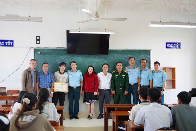 Cục Chính trị, Quân chủng Phòng không - Không quân khen thưởng cá nhân tham gia hỗ trợ tìm kiếm, cứu nạn- Ảnh 2. Cục Chính trị, Quân chủng Phòng không - Không quân khen thưởng cá nhân tham gia hỗ trợ tìm kiếm, cứu nạn- Ảnh 2.