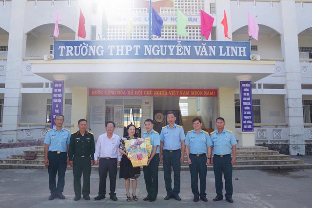 Cục Chính trị, Quân chủng Phòng không - Không quân khen thưởng cá nhân tham gia hỗ trợ tìm kiếm, cứu nạn- Ảnh 3. Cục Chính trị, Quân chủng Phòng không - Không quân khen thưởng cá nhân tham gia hỗ trợ tìm kiếm, cứu nạn- Ảnh 3.