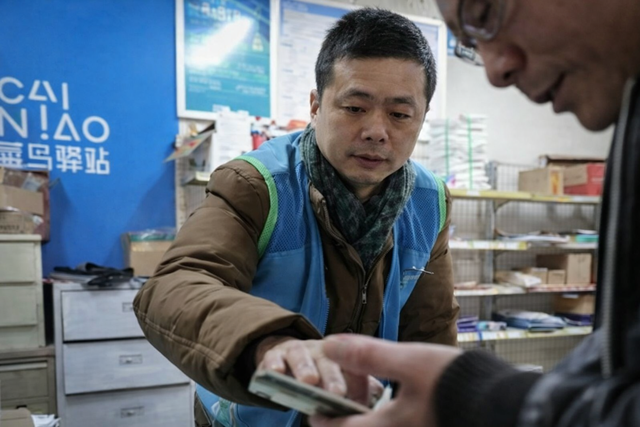 Giảng viên đại học 25 năm kinh nghiệm nghỉ việc đi làm shipper, làm việc cả lúc nửa đêm- Ảnh 1. Giảng viên đại học 25 năm kinh nghiệm nghỉ việc đi làm shipper, làm việc cả lúc nửa đêm- Ảnh 1.