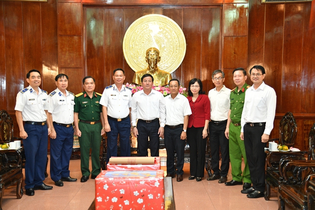 Bộ Tư lệnh V&ugrave;ng Cảnh s&aacute;t biển 4 thăm, ch&uacute;c Tết c&aacute;c cơ quan đơn vị khu vực T&acirc;y Nam Bộ - Ảnh 1.