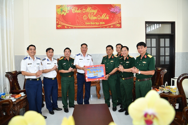 Bộ Tư lệnh V&ugrave;ng Cảnh s&aacute;t biển 4 thăm, ch&uacute;c Tết c&aacute;c cơ quan đơn vị khu vực T&acirc;y Nam Bộ - Ảnh 2.