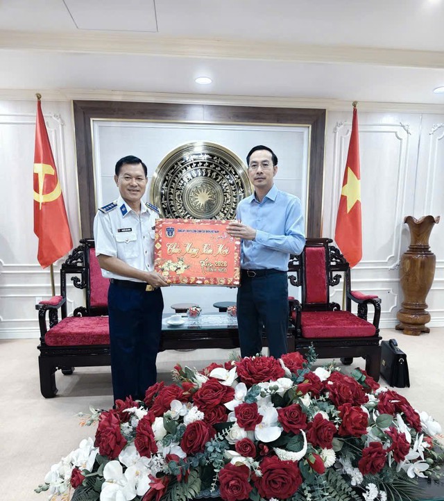 Bộ Tư lệnh V&ugrave;ng Cảnh s&aacute;t biển 4 thăm, ch&uacute;c Tết c&aacute;c cơ quan đơn vị khu vực T&acirc;y Nam Bộ - Ảnh 3.