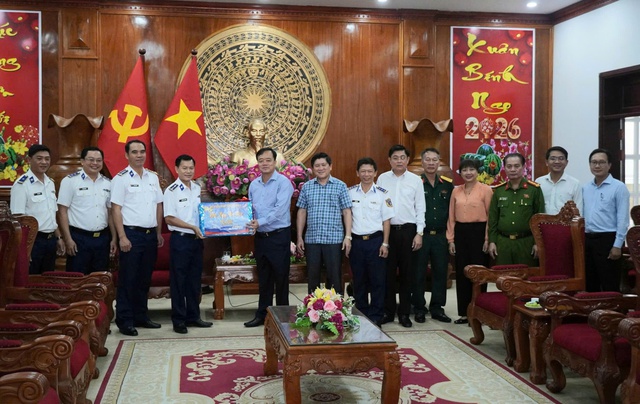 Bộ Tư lệnh V&ugrave;ng Cảnh s&aacute;t biển 4 thăm, ch&uacute;c Tết c&aacute;c cơ quan đơn vị khu vực T&acirc;y Nam Bộ - Ảnh 4.