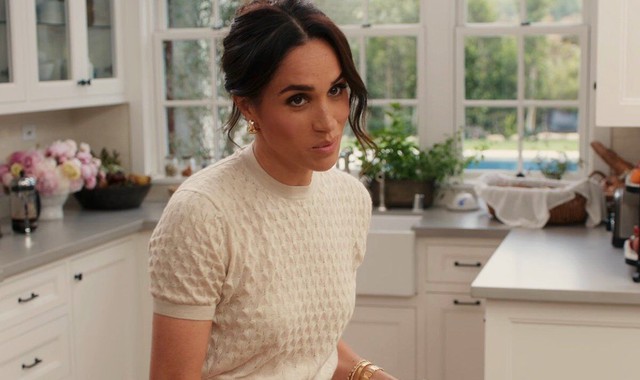 Meghan Markle cố tái hiện huyền thoại Audrey Hepburn nhưng lại nhận về "gạch đá" vì chi tiết khó hiểu- Ảnh 2. Meghan Markle cố tái hiện huyền thoại Audrey Hepburn nhưng lại nhận về "gạch đá" vì chi tiết khó hiểu- Ảnh 2.