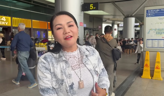 Nữ NSƯT ra s&acirc;n bay về Mỹ một m&igrave;nh, n&oacute;i thẳng kh&ocirc;ng đủ tiền bay hạng thương gia- Ảnh 1.