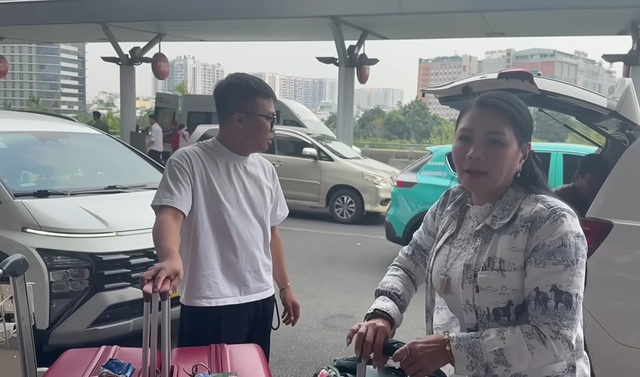 Nữ NSƯT ra s&acirc;n bay về Mỹ một m&igrave;nh, n&oacute;i thẳng kh&ocirc;ng đủ tiền bay hạng thương gia- Ảnh 2.