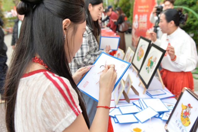 Đạo diễn Phan Bảo chia sẻ cảm x&uacute;c sau Chương tr&igrave;nh đ&oacute;n Tết Nguy&ecirc;n đ&aacute;n to&agrave;n cầu 2026 &ldquo;Bạn đồng h&agrave;nh của tuổi thanh xu&acirc;n&rdquo; tại điểm cầu Việt Nam - Ảnh 8.