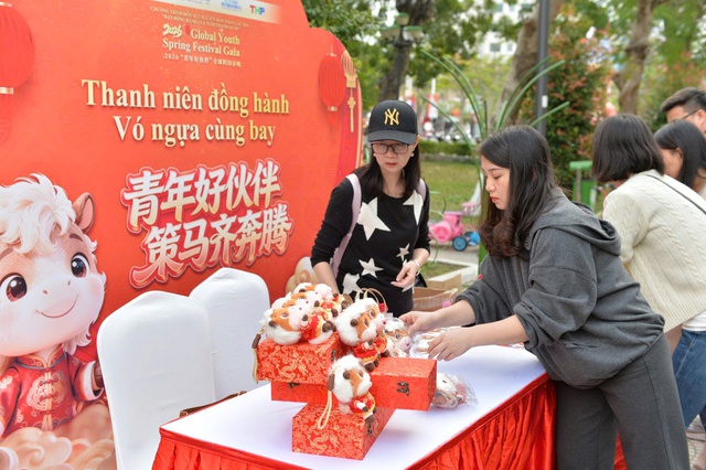 Đạo diễn Phan Bảo chia sẻ cảm x&uacute;c sau Chương tr&igrave;nh đ&oacute;n Tết Nguy&ecirc;n đ&aacute;n to&agrave;n cầu 2026 &ldquo;Bạn đồng h&agrave;nh của tuổi thanh xu&acirc;n&rdquo; tại điểm cầu Việt Nam - Ảnh 3.