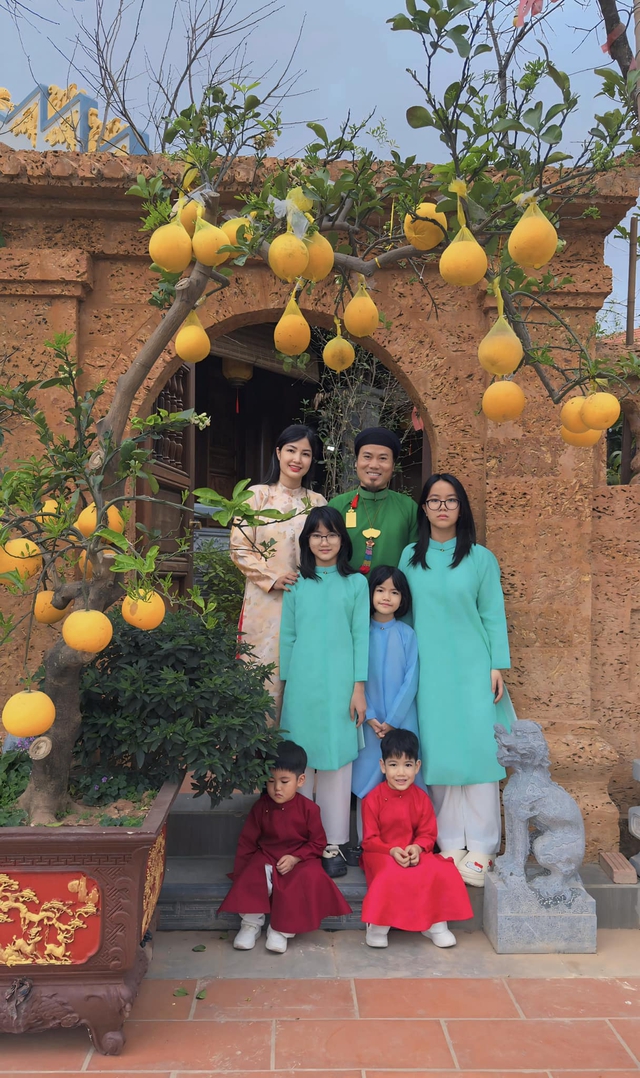 Nhan sắc vợ chân dài sinh 5 con cho nam nghệ sĩ đình đám sở hữu biệt phủ dát vàng ở Hà Nội- Ảnh 14. Nhan sắc vợ chân dài sinh 5 con cho nam nghệ sĩ đình đám sở hữu biệt phủ dát vàng ở Hà Nội- Ảnh 14.