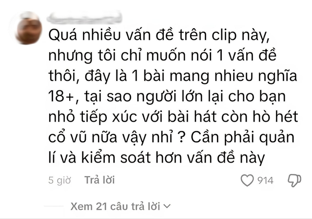 Cậu b&eacute; bụ bẫm đ&aacute;ng y&ecirc;u vừa nh&uacute;n nhảy vừa h&aacute;t nhưng lại khiến nhiều người hoảng hốt: Từ bao giờ người lớn lại cổ s&uacute;y cho việc n&agrave;y vậy?- Ảnh 3.