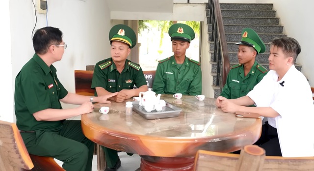 Đ&agrave;m Vĩnh Hưng tới Đồn bi&ecirc;n ph&ograve;ng s&aacute;t bi&ecirc;n giới Campuchia, x&uacute;c động n&oacute;i 1 điều- Ảnh 1.