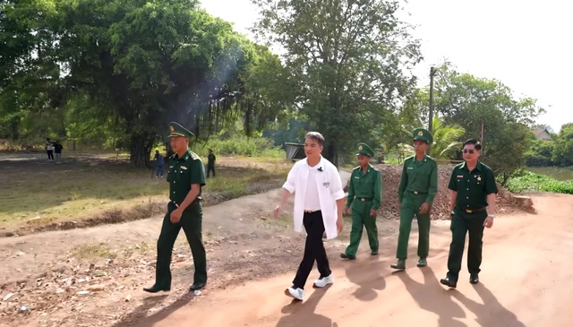 Đ&agrave;m Vĩnh Hưng tới Đồn bi&ecirc;n ph&ograve;ng s&aacute;t bi&ecirc;n giới Campuchia, x&uacute;c động n&oacute;i 1 điều- Ảnh 2.