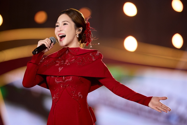 Hương Tràm tự hào khi trình diễn "Việt Nam tinh hoa"- Ảnh 9. Hương Tràm tự hào khi trình diễn "Việt Nam tinh hoa"- Ảnh 9.
