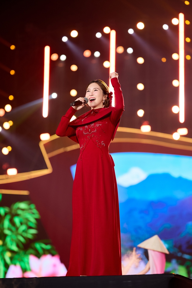 Hương Tràm tự hào khi trình diễn "Việt Nam tinh hoa"- Ảnh 6. Hương Tràm tự hào khi trình diễn "Việt Nam tinh hoa"- Ảnh 6.