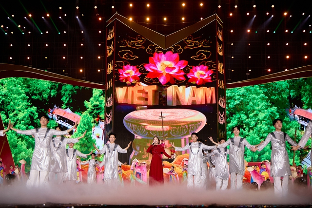 Hương Tràm tự hào khi trình diễn "Việt Nam tinh hoa"- Ảnh 4. Hương Tràm tự hào khi trình diễn "Việt Nam tinh hoa"- Ảnh 4.
