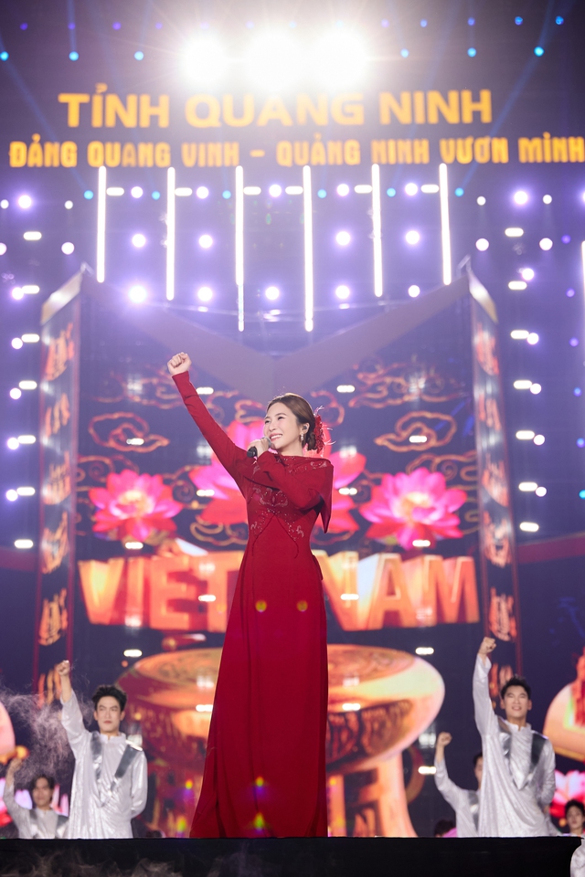 Hương Tràm tự hào khi trình diễn "Việt Nam tinh hoa"- Ảnh 5. Hương Tràm tự hào khi trình diễn "Việt Nam tinh hoa"- Ảnh 5.
