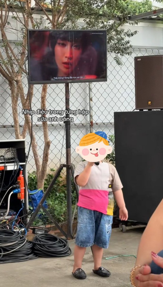 Cậu b&eacute; bụ bẫm đ&aacute;ng y&ecirc;u vừa nh&uacute;n nhảy vừa h&aacute;t nhưng lại khiến nhiều người hoảng hốt: Từ bao giờ người lớn lại cổ s&uacute;y cho việc n&agrave;y vậy?- Ảnh 1.