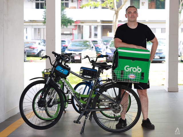 Shipper 43 tuổi ban ngày làm văn phòng, tối mở app đi giao đồ ăn: Kiếm thêm gần 12 triệu/tháng!- Ảnh 1. Shipper 43 tuổi ban ngày làm văn phòng, tối mở app đi giao đồ ăn: Kiếm thêm gần 12 triệu/tháng!- Ảnh 1.