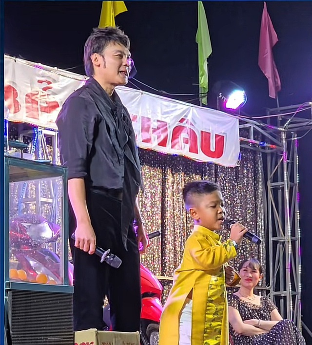 Nam NSƯT từ Mỹ về dẫn con trai đi h&aacute;t, nhắc con cảm ơn người cho tiền- Ảnh 1.