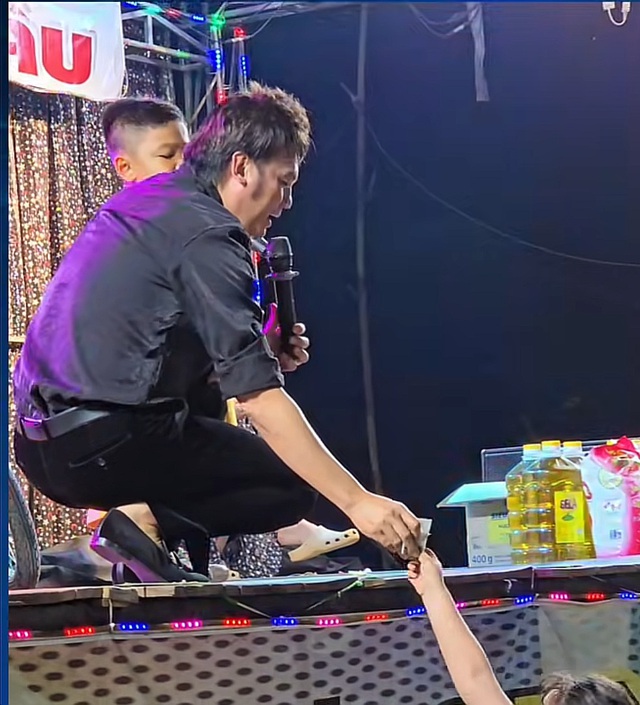 Nam NSƯT từ Mỹ về dẫn con trai đi h&aacute;t, nhắc con cảm ơn người cho tiền- Ảnh 2.