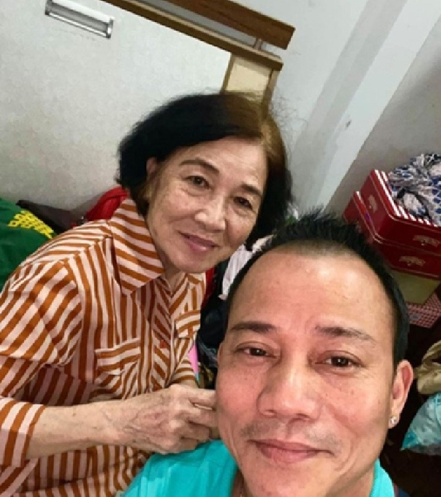 Vợ đầu Chế Linh thăm qu&ecirc; chồng cũ, con trai n&oacute;i: "Rủ đi Mỹ kh&ocirc;ng bao giờ đi"- Ảnh 2.