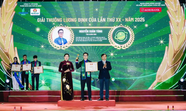 Nguyễn Xuân Tùng - người đứng giữa trên bục vinh danh nhận Giải thưởng Lương Định Của lần thứ 20 do Trung ương Đoàn trao tặng. (Ảnh do NVCC) Nguyễn Xuân Tùng - người đứng giữa trên bục vinh danh nhận Giải thưởng Lương Định Của lần thứ 20 do Trung ương Đoàn trao tặng. (Ảnh do NVCC)