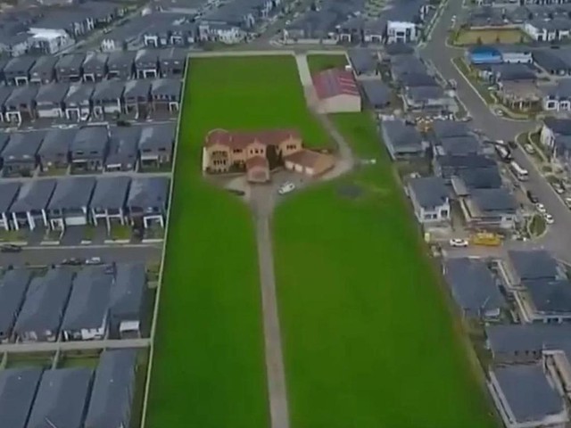 Ngôi nhà "cứng đầu" nhất thế giới, được đền bù 1.051 tỷ đồng vẫn không chịu rời đi: Chủ nhà bị chỉ trích vì 1 lý do rất kỳ lạ- Ảnh 2. Ngôi nhà "cứng đầu" nhất thế giới, được đền bù 1.051 tỷ đồng vẫn không chịu rời đi: Chủ nhà bị chỉ trích vì 1 lý do rất kỳ lạ- Ảnh 2.