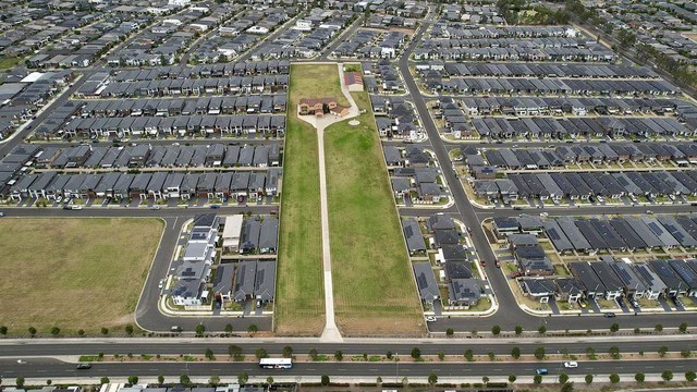 Ngôi nhà "cứng đầu" nhất thế giới, được đền bù 1.051 tỷ đồng vẫn không chịu rời đi: Chủ nhà bị chỉ trích vì 1 lý do rất kỳ lạ- Ảnh 1. Ngôi nhà "cứng đầu" nhất thế giới, được đền bù 1.051 tỷ đồng vẫn không chịu rời đi: Chủ nhà bị chỉ trích vì 1 lý do rất kỳ lạ- Ảnh 1.