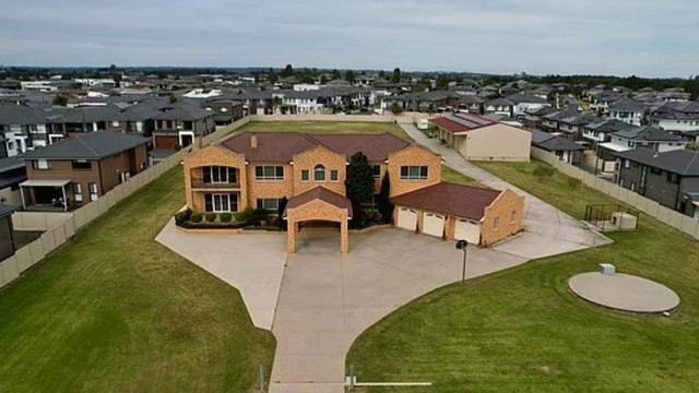 Ngôi nhà "cứng đầu" nhất thế giới, được đền bù 1.051 tỷ đồng vẫn không chịu rời đi: Chủ nhà bị chỉ trích vì 1 lý do rất kỳ lạ- Ảnh 3. Ngôi nhà "cứng đầu" nhất thế giới, được đền bù 1.051 tỷ đồng vẫn không chịu rời đi: Chủ nhà bị chỉ trích vì 1 lý do rất kỳ lạ- Ảnh 3.