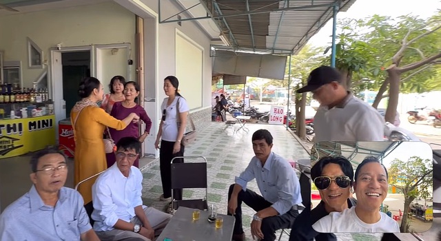 C&aacute;c con Chế Linh hội ngộ tại Việt Nam: "Chế Kha đại diện cho 14 người con của ba"- Ảnh 1.