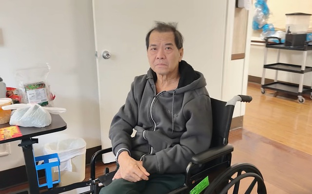 Nam ca sĩ sống cô đơn tại Mỹ phải nhập viện, chủ nhà không muốn cho ở- Ảnh 1. Nam ca sĩ sống cô đơn tại Mỹ phải nhập viện, chủ nhà không muốn cho ở- Ảnh 1.