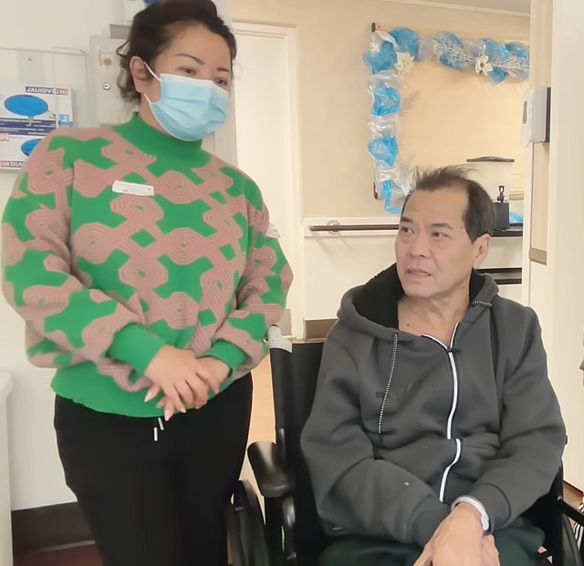 Nam ca sĩ phải nhập viện, ngồi xe lăn ở Mỹ: Bệnh nặng vẫn muốn về Việt Nam- Ảnh 1. Nam ca sĩ phải nhập viện, ngồi xe lăn ở Mỹ: Bệnh nặng vẫn muốn về Việt Nam- Ảnh 1.