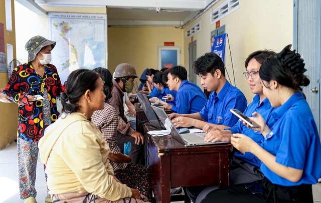 C&aacute;c bạn Đo&agrave;n thanh ni&ecirc;n hỗ trợ b&agrave; con đăng k&yacute; v&eacute; xe  Mang tết về nh&agrave; 2026