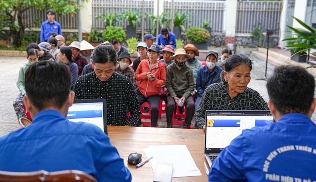 C&aacute;c t&igrave;nh nguyện vi&ecirc;n đang hỗ trợ b&agrave; con đăng k&yacute; v&eacute; xe.